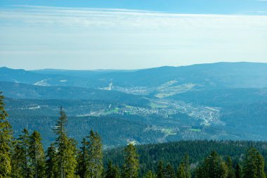 Groer Arbersee 'den Groer Arber Zirvesi' ne kadar Bavyera Ormanı 'nda bahar yürüyüşü - Almanya