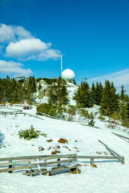 Groer Arbersee 'den Groer Arber Zirvesi' ne kadar Bavyera Ormanı 'nda bahar yürüyüşü - Almanya
