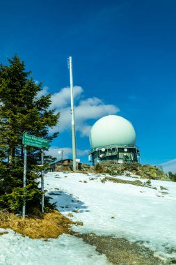 Groer Arbersee 'den Groer Arber Zirvesi' ne kadar Bavyera Ormanı 'nda bahar yürüyüşü - Almanya