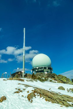 Groer Arbersee 'den Groer Arber Zirvesi' ne kadar Bavyera Ormanı 'nda bahar yürüyüşü - Almanya