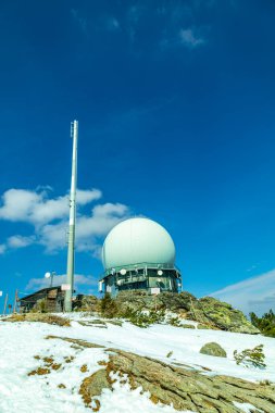 Groer Arbersee 'den Groer Arber Zirvesi' ne kadar Bavyera Ormanı 'nda bahar yürüyüşü - Almanya