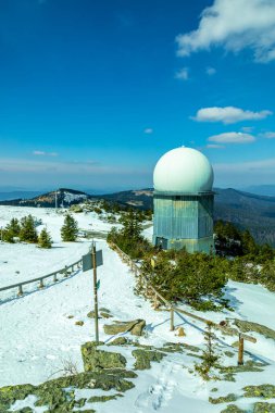 Groer Arbersee 'den Groer Arber Zirvesi' ne kadar Bavyera Ormanı 'nda bahar yürüyüşü - Almanya