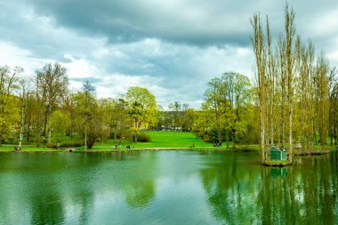 Meiningen - Thüringen - Almanya 'nın muhteşem tiyatro kasabasında bahar yürüyüşü