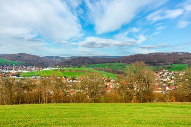 Yarı kereste kaplı Schmalkalden kasabasında bir bahar bisiklet turu tüm yönleriyle - Thüringen - Almanya