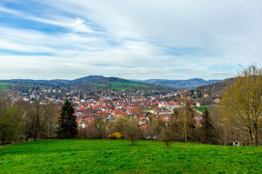 Yarı kereste kaplı Schmalkalden kasabasında bir bahar bisiklet turu tüm yönleriyle - Thüringen - Almanya