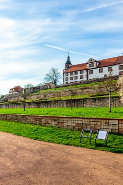 Yarı kereste kaplı Schmalkalden kasabasında bir bahar bisiklet turu tüm yönleriyle - Thüringen - Almanya