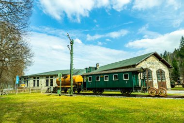 Bayrisch Eisenstein yakınlarındaki Bavyera Ormanı 'nda bahar yürüyüşü Çek sınırına - Bavyera - Almanya