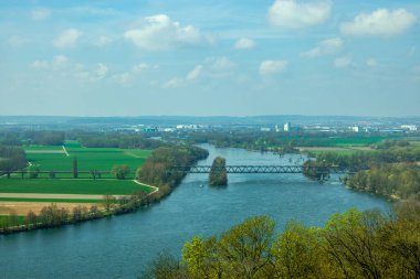Donaustauf - Bavyera yakınlarındaki Tuna Deltası 'nda bahar yürüyüşü Almanya