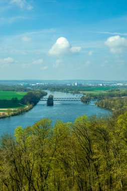 Donaustauf - Bavyera yakınlarındaki Tuna Deltası 'nda bahar yürüyüşü Almanya