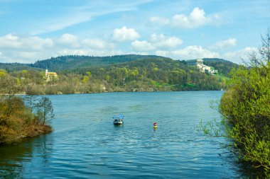 Donaustauf - Bavyera yakınlarındaki Tuna Deltası 'nda bahar yürüyüşü Almanya
