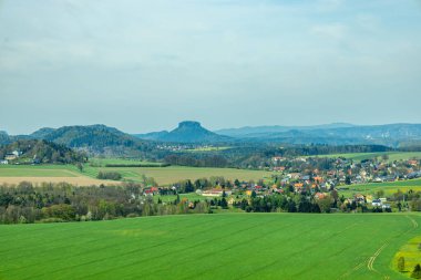 Bad Schandau yakınlarındaki Schrammsteinen 'e kısa bir akşam yürüyüşü - Sakson İsviçre - Almanya