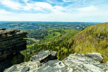 Bad Schandau yakınlarındaki Schrammsteinen 'e kısa bir akşam yürüyüşü - Sakson İsviçre - Almanya