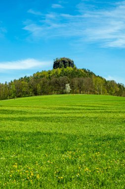 Bad Schandau yakınlarındaki Schrammsteinen 'e kısa bir akşam yürüyüşü - Sakson İsviçre - Almanya