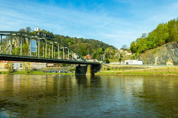 Schöner Frühlingsspaziergang Der Tschechischen Grenzstadt Decin Entlang Der Elbe Böhmische — Stockfoto