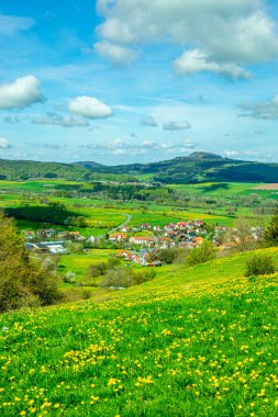 Wasserkuppe - Hesse - Almanya çevresindeki güzel Rhn dağlarında bahar yürüyüşü