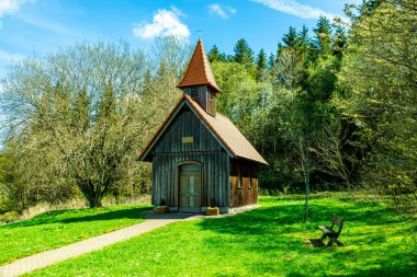 Wasserkuppe - Hesse - Almanya çevresindeki güzel Rhn dağlarında bahar yürüyüşü