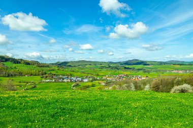 Wasserkuppe - Hesse - Almanya çevresindeki güzel Rhn dağlarında bahar yürüyüşü