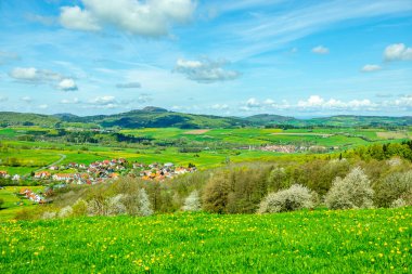 Wasserkuppe - Hesse - Almanya çevresindeki güzel Rhn dağlarında bahar yürüyüşü