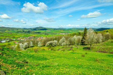 Wasserkuppe - Hesse - Almanya çevresindeki güzel Rhn dağlarında bahar yürüyüşü