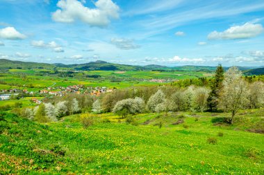 Wasserkuppe - Hesse - Almanya çevresindeki güzel Rhn dağlarında bahar yürüyüşü