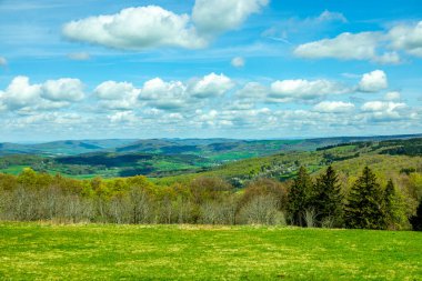 Wasserkuppe - Hesse - Almanya çevresindeki güzel Rhn dağlarında bahar yürüyüşü