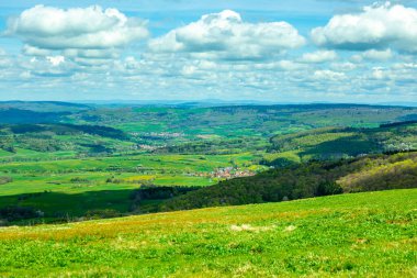 Wasserkuppe - Hesse - Almanya çevresindeki güzel Rhn dağlarında bahar yürüyüşü