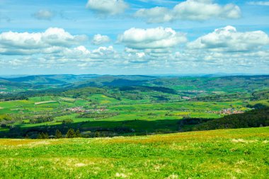 Wasserkuppe - Hesse - Almanya çevresindeki güzel Rhn dağlarında bahar yürüyüşü