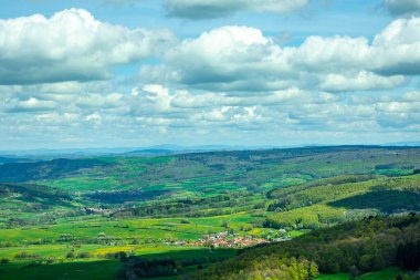Wasserkuppe - Hesse - Almanya çevresindeki güzel Rhn dağlarında bahar yürüyüşü