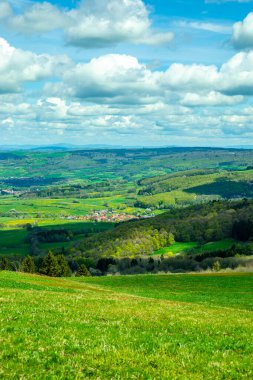Wasserkuppe - Hesse - Almanya çevresindeki güzel Rhn dağlarında bahar yürüyüşü