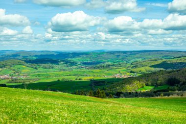 Wasserkuppe - Hesse - Almanya çevresindeki güzel Rhn dağlarında bahar yürüyüşü