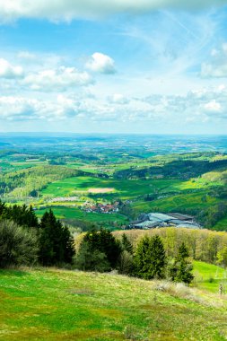 Wasserkuppe - Hesse - Almanya çevresindeki güzel Rhn dağlarında bahar yürüyüşü