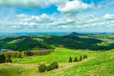 Wasserkuppe - Hesse - Almanya çevresindeki güzel Rhn dağlarında bahar yürüyüşü