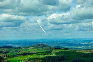 Wasserkuppe - Hesse - Almanya çevresindeki güzel Rhn dağlarında bahar yürüyüşü