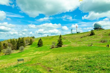 Wasserkuppe - Hesse - Almanya çevresindeki güzel Rhn dağlarında bahar yürüyüşü