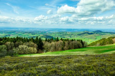 Wasserkuppe - Hesse - Almanya çevresindeki güzel Rhn dağlarında bahar yürüyüşü