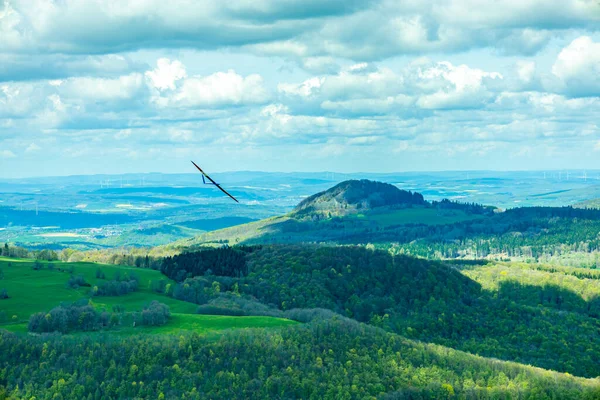 Wasserkuppe - Hesse - Almanya çevresindeki güzel Rhn dağlarında bahar yürüyüşü