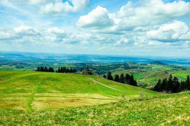 Wasserkuppe - Hesse - Almanya çevresindeki güzel Rhn dağlarında bahar yürüyüşü