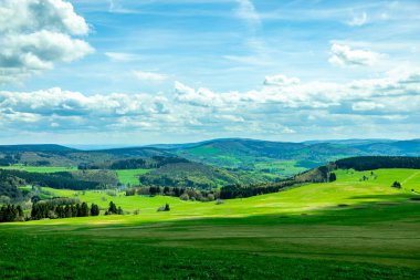 Wasserkuppe - Hesse - Almanya çevresindeki güzel Rhn dağlarında bahar yürüyüşü