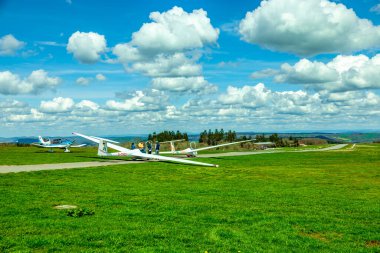 Wasserkuppe - Hesse - Almanya çevresindeki güzel Rhn dağlarında bahar yürüyüşü