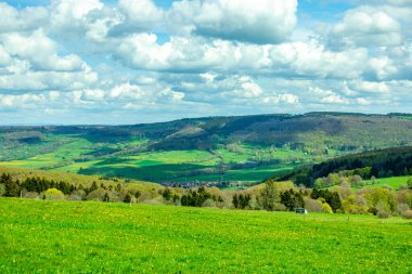 Wasserkuppe - Hesse - Almanya çevresindeki güzel Rhn dağlarında bahar yürüyüşü