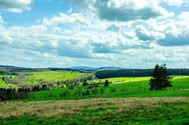 Wasserkuppe - Hesse - Almanya çevresindeki güzel Rhn dağlarında bahar yürüyüşü