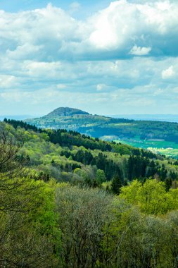 Wasserkuppe - Hesse - Almanya çevresindeki güzel Rhn dağlarında bahar yürüyüşü