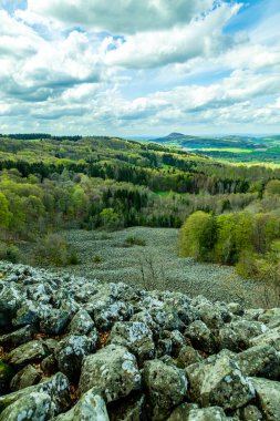 Wasserkuppe - Hesse - Almanya çevresindeki güzel Rhn dağlarında bahar yürüyüşü
