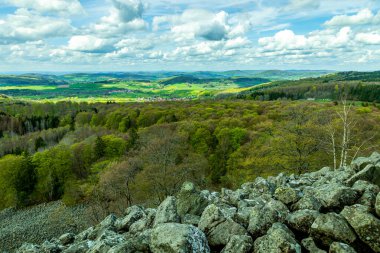 Wasserkuppe - Hesse - Almanya çevresindeki güzel Rhn dağlarında bahar yürüyüşü
