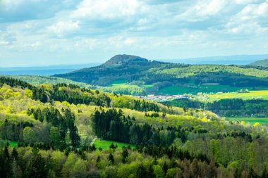 Wasserkuppe - Hesse - Almanya çevresindeki güzel Rhn dağlarında bahar yürüyüşü