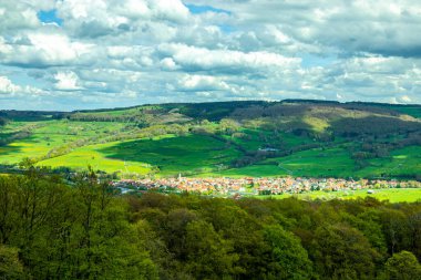 Wasserkuppe - Hesse - Almanya çevresindeki güzel Rhn dağlarında bahar yürüyüşü