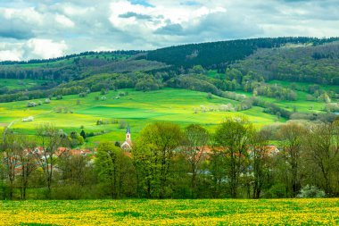 Wasserkuppe - Hesse - Almanya çevresindeki güzel Rhn dağlarında bahar yürüyüşü