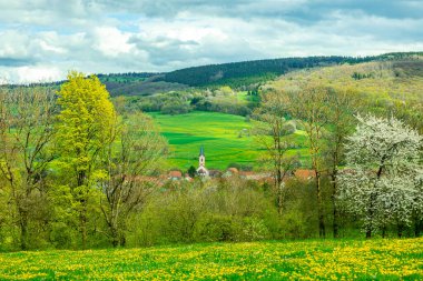 Wasserkuppe - Hesse - Almanya çevresindeki güzel Rhn dağlarında bahar yürüyüşü