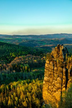 Bad Schandau yakınlarındaki Schrammsteinen 'e kısa bir akşam yürüyüşü - Sakson İsviçre - Almanya