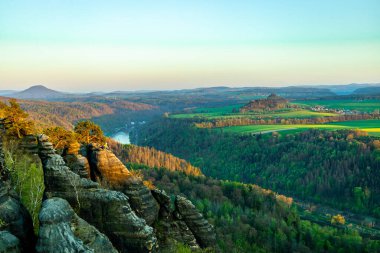 Bad Schandau yakınlarındaki Schrammsteinen 'e kısa bir akşam yürüyüşü - Sakson İsviçre - Almanya